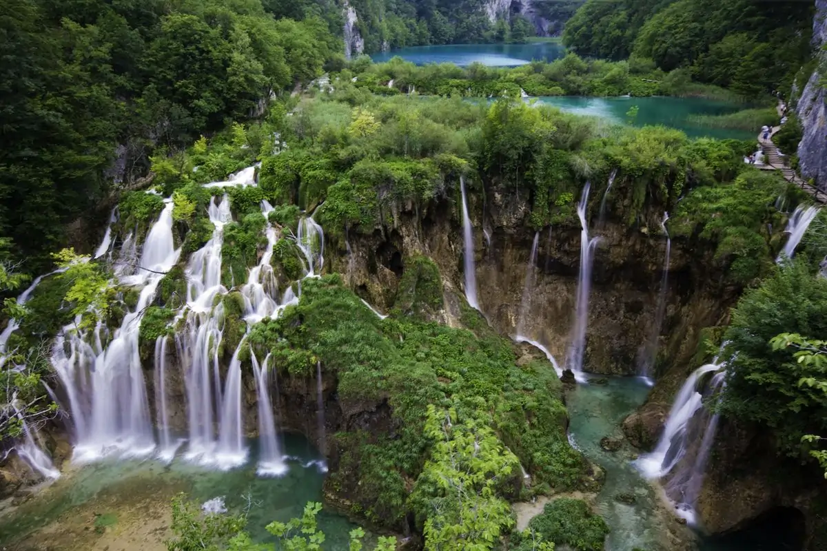 Plitvice Lakes, Kroasia: Surga Air Terjun dan Danau yang Memesona