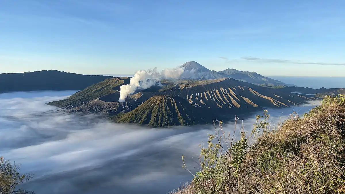 Gunung Bromo, Jawa Timur: Keindahan Alam dan Petualangan di Ketinggian