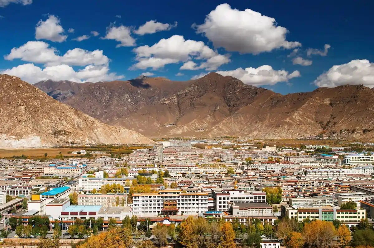 Lhasa, Tibet: Jantung Budaya dan Spiritualitas di Atap Dunia