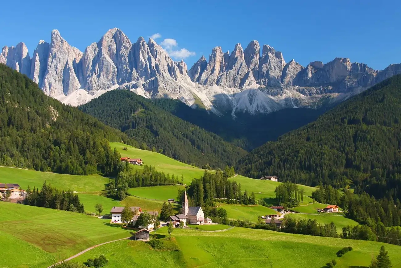 The Dolomites, Italia: Surga Pegunungan untuk Hiking dan Ski