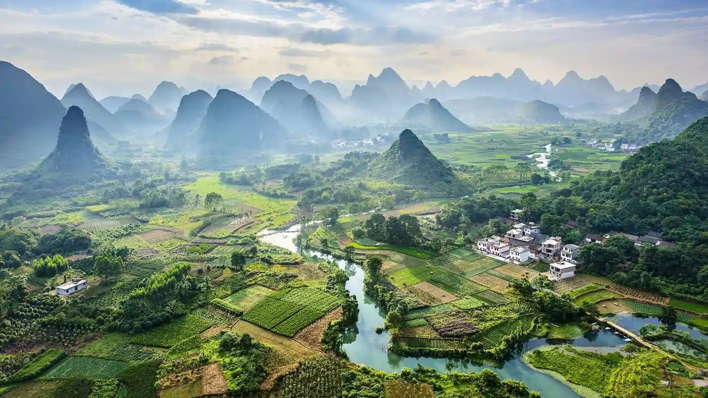 Yangshuo, Tiongkok – Desa dengan Pemandangan Karst yang Dramatis